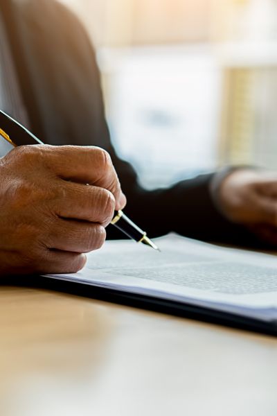 Advogado analisando documentos sobre uma mesa